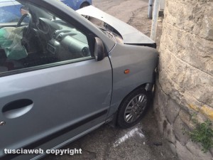 Viterbo - Auto contro muro in via Signorelli
