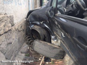 Viterbo - Auto contro muro in via Signorelli