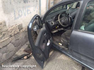 Viterbo - Auto contro muro in via Signorelli
