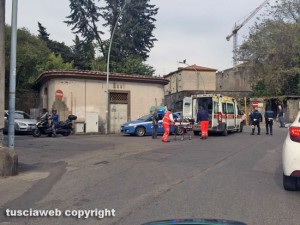 Viterbo - Auto contro muro in via Signorelli