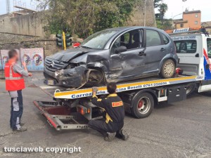 Viterbo - Auto contro muro in via Signorelli