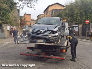 Viterbo - Auto contro muro in via Signorelli