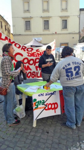 Tarquinia - La raccolta firme dei lavoratori Ingrande 