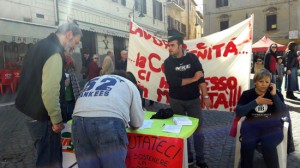 Tarquinia - La raccolta firme dei lavoratori Ingrande 