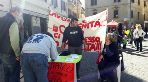 Tarquinia - La raccolta firme dei lavoratori Ingrande 