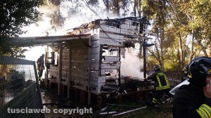 Baracca in fiamme, in azione i vigili del fuoco