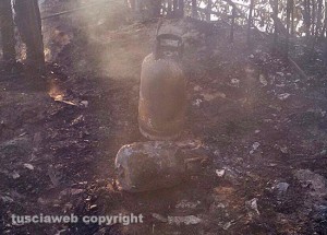 Baracca in fiamme, in azione i vigili del fuoco - Le bombole