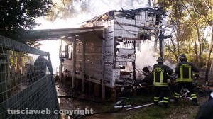 Baracca in fiamme, in azione i vigili del fuoco