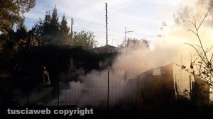 Baracca in fiamme, in azione i vigili del fuoco
