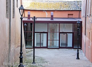 Viterbo - L'ingresso dell'ascensore a piazza san Lorenzo