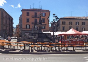Viterbo - Piazza della Rocca - Le panche degli stand