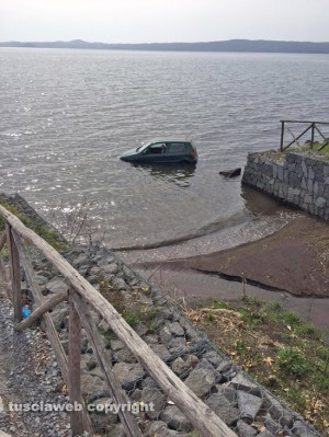 Bolsena - L'auto finita nel lago