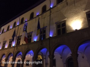 Viterbo - Giornata mondiale autismo - Palazzo dei Priori si tinge di blu