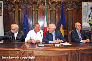 Viterbo - Comune - La festa per le cento maratone di Tenti