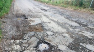 Viterbo - La strada in dissesto a Monterazzano 