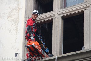 Viterbo - Vetus Urbs - Il salvataggio di un ferito a palazzo dei Priori