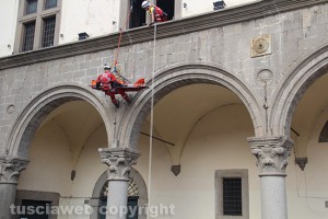 Viterbo - Vetus Urbs - Il salvataggio di un ferito a palazzo dei Priori