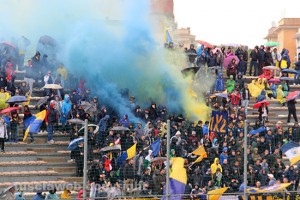 Sport - Calcio - Viterbese - La curva gialloblù durante il match contro il Cynthia