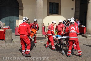 Viterbo - Vetus Urbs - Il salvataggio di un ferito a palazzo dei Priori