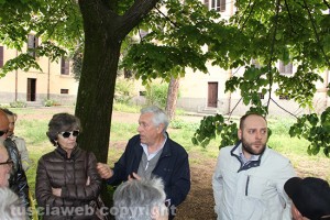 Viterbo - Michelini, Saraconi e Scorsi con i residenti al giardino in viale Capocci