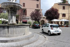 Viterbo - Auto a piazza del Gesù