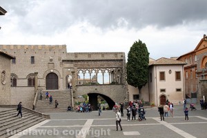 Viterbo - Visitatori a piazza San Lorenzo