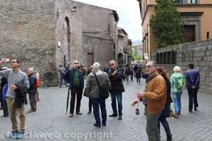 Viterbo - Visitatori a piazza San Lorenzo