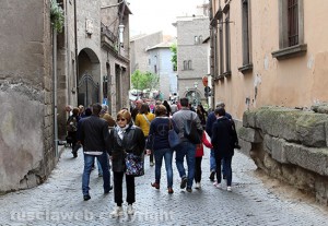 Viterbo - Turisti a via San Lorenzo