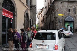 Viterbo - Auto e pedoni su via San Lorenzo