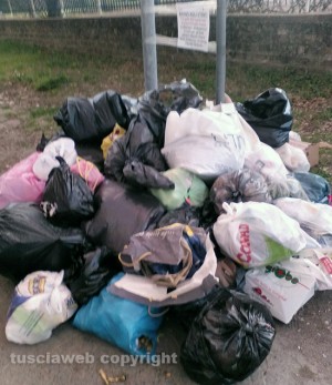 Viterbo - Cumuli di rifiuti all'ex isola ecologica sulla Teverina