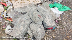 Viterbo - Discarica a cielo aperto in strada Riello