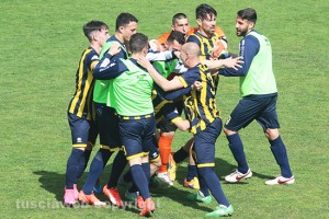 Sport - Calcio - Viterbese - L'esultanza della squadra dopo il gol di Ansini