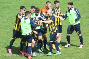 Sport - Calcio - Viterbese - I gialloblù esultano, la lega Pro è a un passo