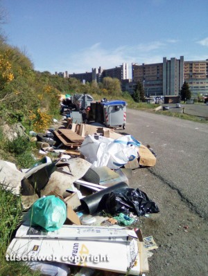 Viterbo - Cumuli di rifiuti all'ospedale di Belcolle