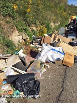 Viterbo - Cumuli di rifiuti all'ospedale di Belcolle