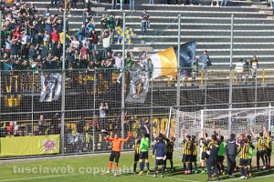 Sport - Calcio - Viterbese - La squadra sotto la curva
