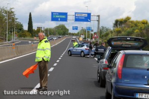 Viterbo - Superstrada - Auto travolge e uccide ciclista