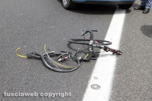 Viterbo - Superstrada - Auto travolge e uccide ciclista