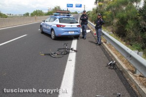 Viterbo - Superstrada - Auto travolge e uccide ciclista