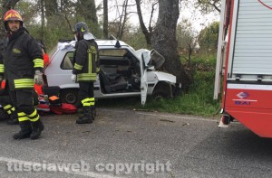 San Lorenzo Nuovo - La Panda finita contro un albero sulla Cassia