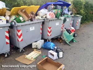 Viterbo - Rifiuti in strada Campolungo