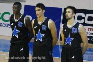 Sport - Basket - Scott Ulaneo, tra Babacar Seye (sinistra) Andrea Antonaci (destra)