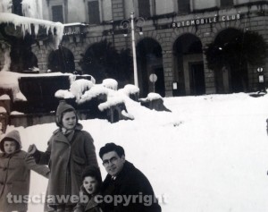 iterbo - Nevone del 1956 - Piazza della Rocca con i miei fratelli Michele, Licia e il grande sindaco Salvatore - Foto inviata da Giovanni Maria Arena