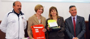 La cerimonia di consegna del defibrillatore