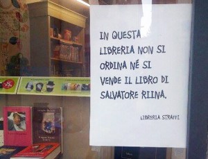Il cartello sulla vetrina della libreria