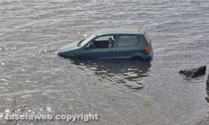 Bolsena - L'auto finita nel lago
