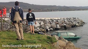Bolsena - L'auto finita nel lago - Il recupero (foto Vincenzo Tavani)