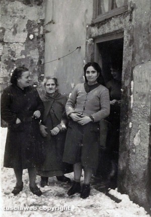 Viterbo - Febbraio 1956 -  Via del Gallo, mia mamma Mafalda Tavani, mia nonna, e due vicine di casa - Foto inviata da Cesare Scorsi