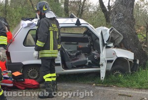 San Lorenzo Nuovo - La Panda finita contro un albero sulla Cassia