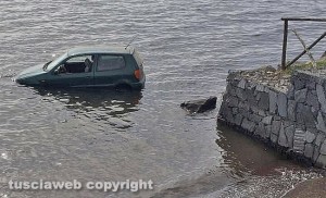 Bolsena - L'auto finita nel lago